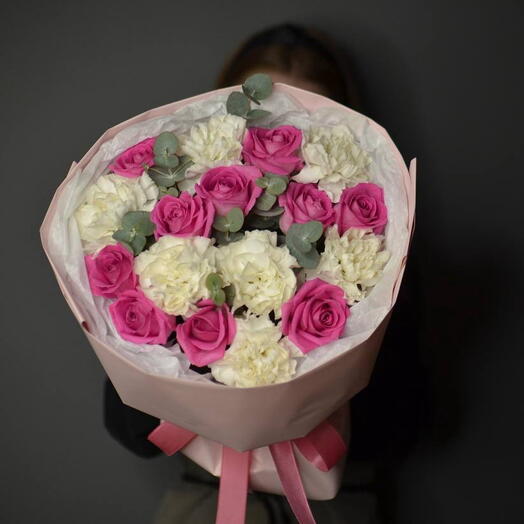 Букет из кенийских роз с диантусами и эвкалиптом 💕