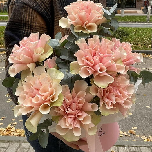 Французские розы в шляпной коробке