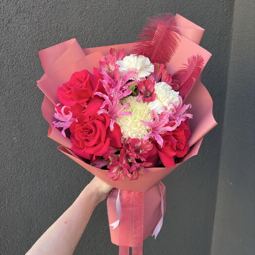 Яркий букет с малиновыми розами 🌸