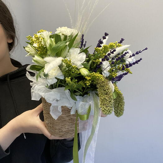 Зачарованная💜 Композиция в корзинке с добавлением стабилизированной гортензии, альстромерии, лаванды, диантусов, солидаго💛