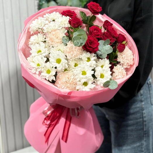 Сборный букет с хризантемой, диантусами и кустовой розой🌸