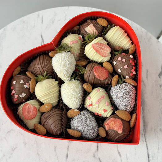 Сердце из клубники в шоколаде Красный бархат