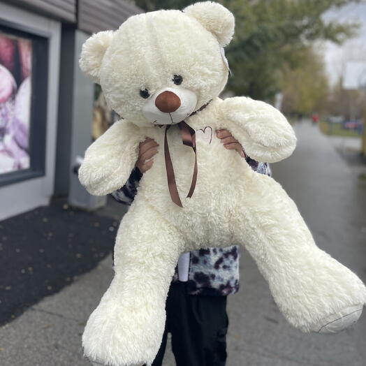Плюшевый медведь кремово‑белого цвета, высота ~140 см.
Текстура — пушистый плюш