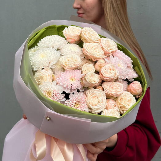 Нежный  букет кустовые пион розы и хризантемы