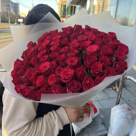 75 крупных бордовых роз