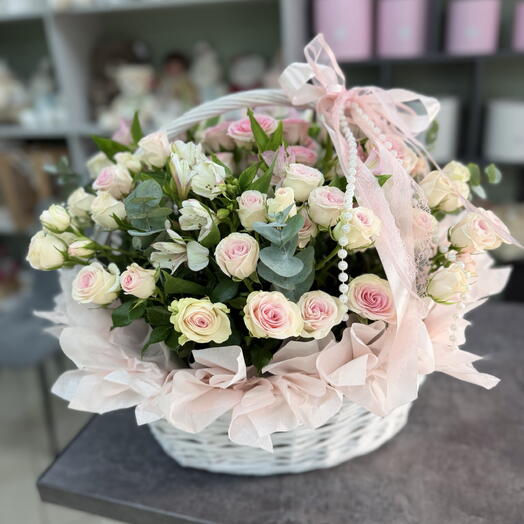 Корзина из кустовых роз