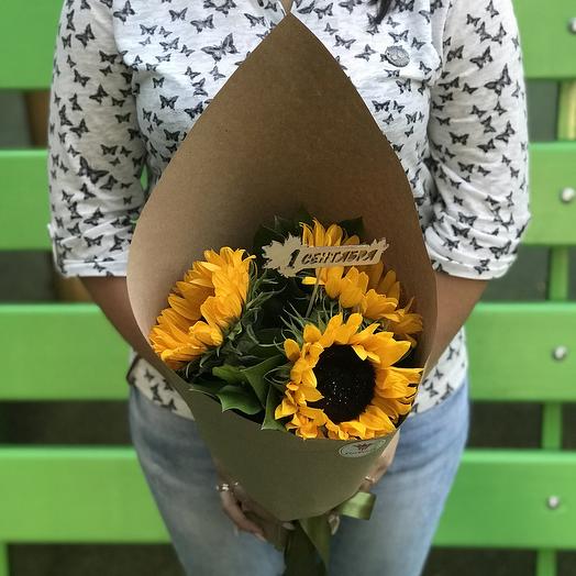 Букет из 3 подсолнухов с зеленью в крафте