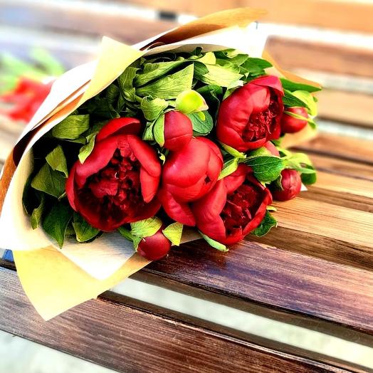 Букет из 9 красных пионов
