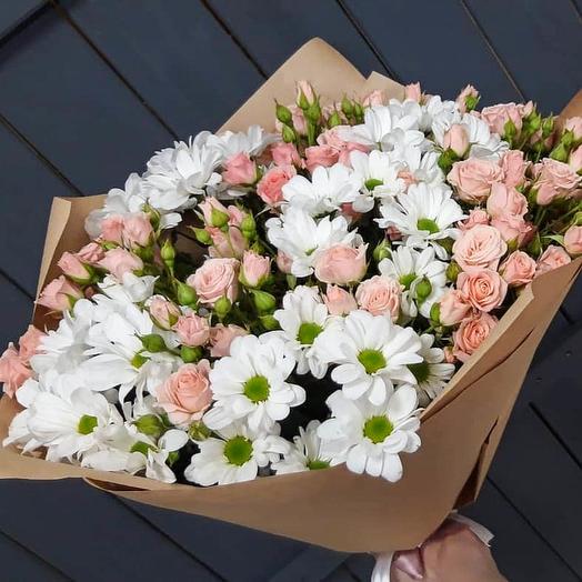 Field bouquet of daisies and roses