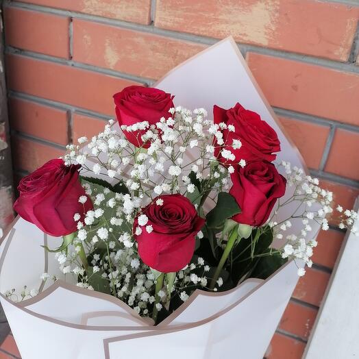 Ramo de rosas rojas con gypsophila