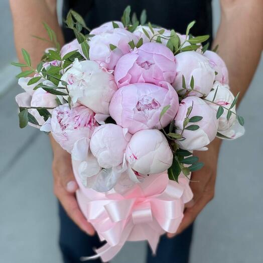 19 peonies in a hatbox 😍