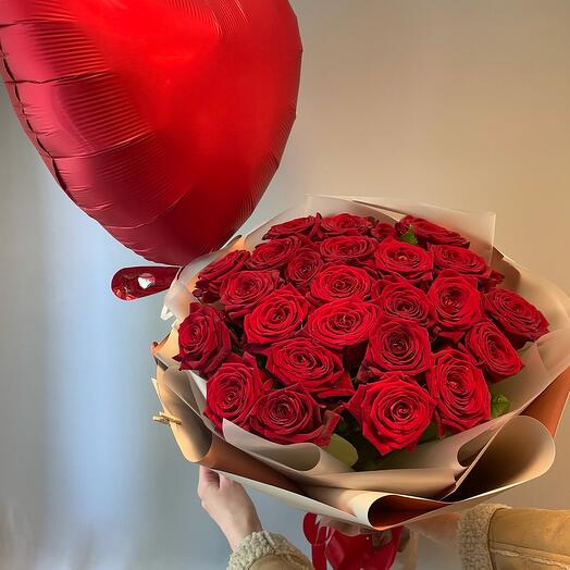 Ramo de rosas y corazón de bola"