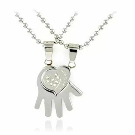 DC243 Парные кулоны "Сердце в руке"