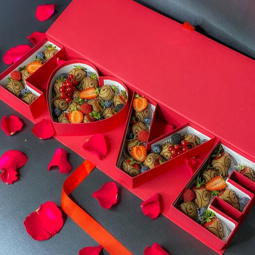Клубника в шоколаде ((45-50 ягод) Подарочная коробка love