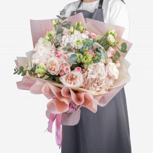 Букет с гортензией "Нежнее нежного" L