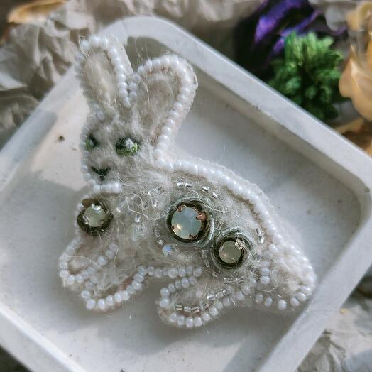 Broche de conejito, decoración hecha a mano