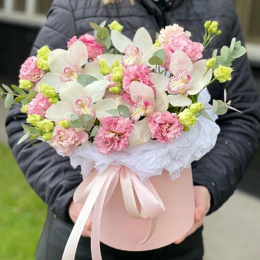 Орхидея белая с розовой эустомой и эвкалиптом в коробочке 🎀