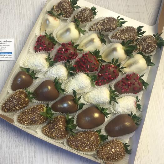 Set of chocolate-covered strawberries "Attraction"