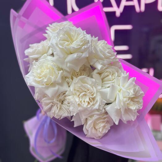 Mono de exuberantes rosas blancas