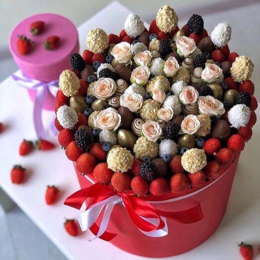 Bouquet of strawberries in a box "Flowers and strawberries"