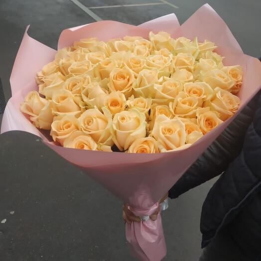 Bouquet of cream roses