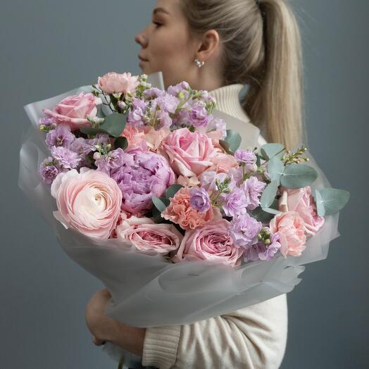 Роскошный букет из элитных цветов, с пионом и ранункулюсами 💕