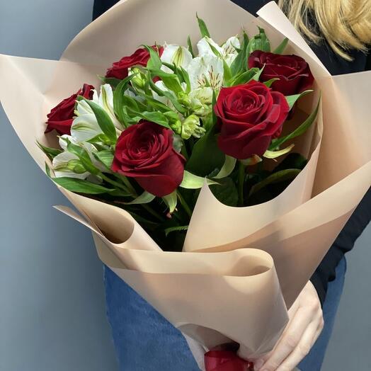 Rosas varietales y Alstromeia blanca como la nieve