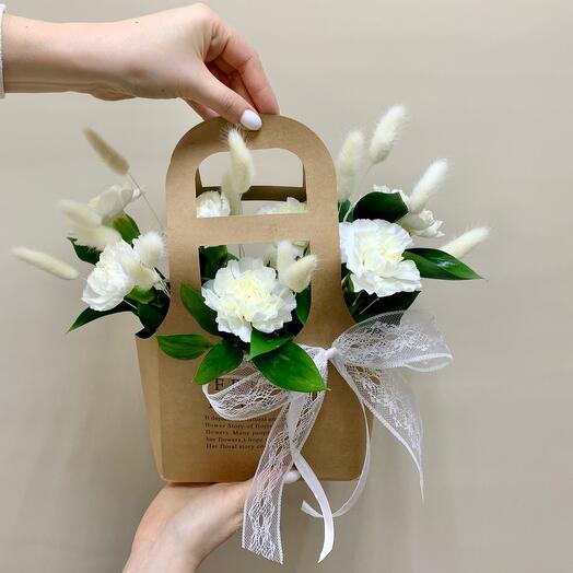 Dianthus blanco como la nieve en el bolso