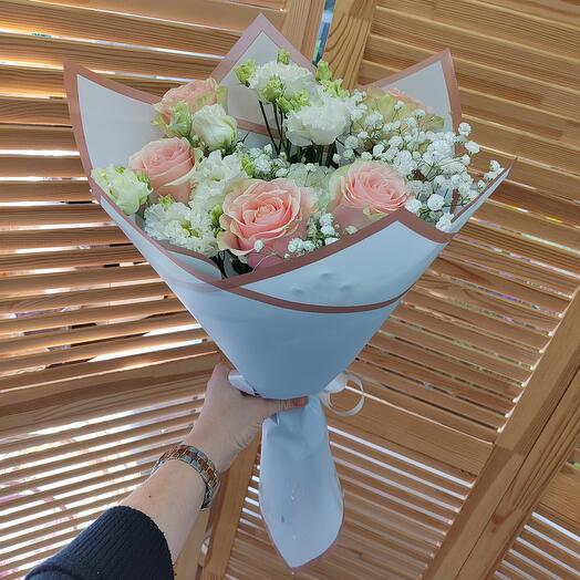 Ramo de rosas y eustoma