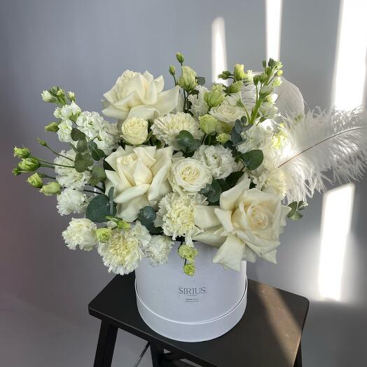Delicate hatbox with rose and eustoma