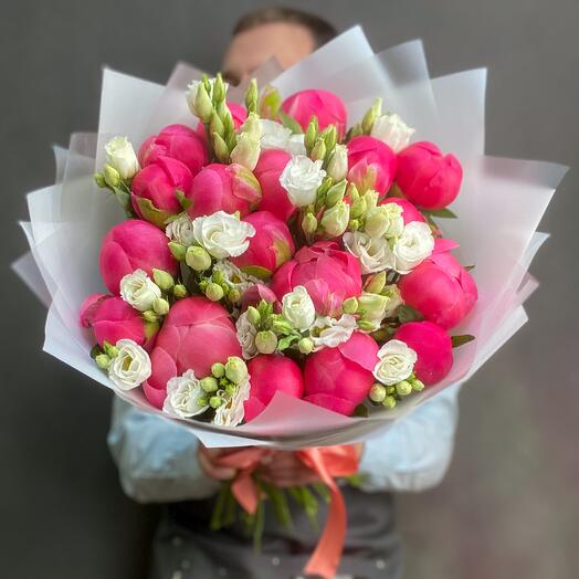 Bouquet of 19 coral peonies and white eustoma