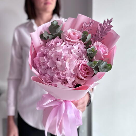 Bouquet with pink roses and pink hydrangea