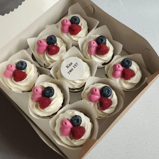 Капкейки с ягодами в подарок на день рождения