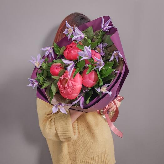 Отборные коралловые пионы и клематисы