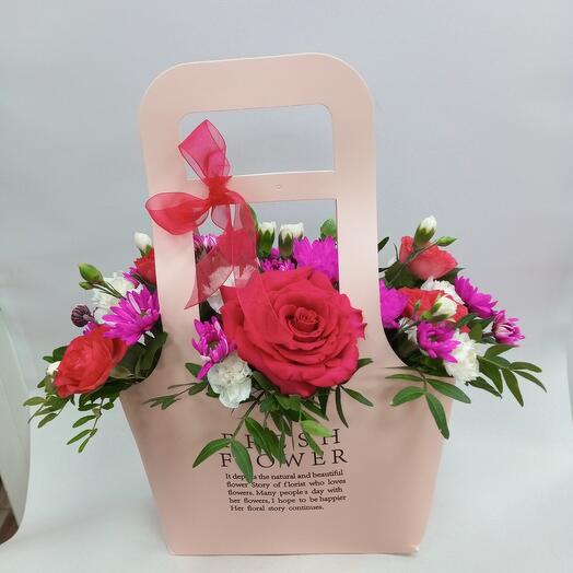 Малиновые розы в сумке