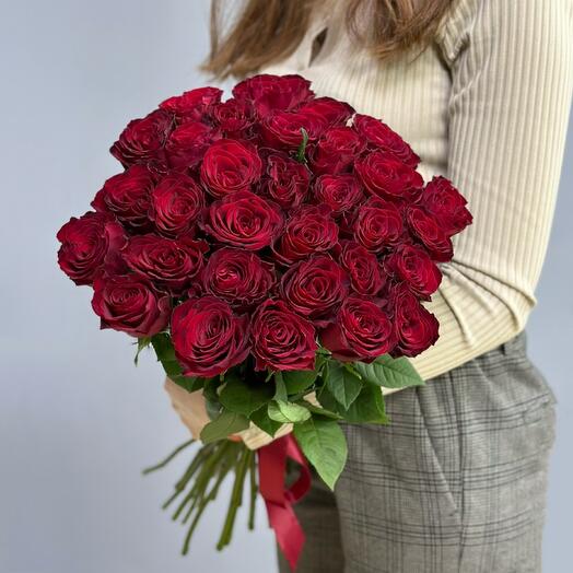 Букет из 31 красной розы с атласной лентой