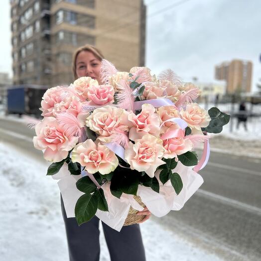 Охапка розовых роз в корзине