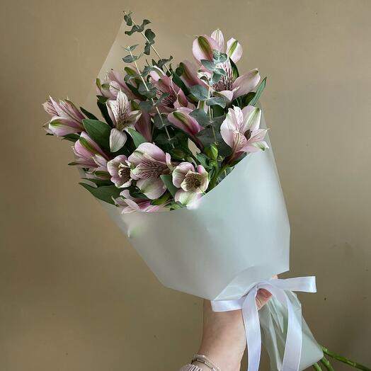 Стойкий букет из альстомерии и эвкалипта