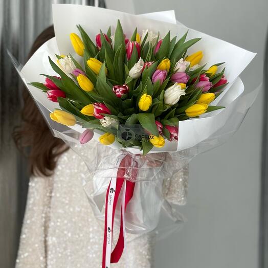 Букет «ХРУСТЯЩИЕ ТЮЛЬПАНЫ» (микс из тюльпанов 35шт фирменной упаковке)