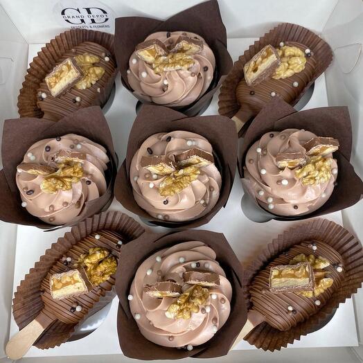 A set of chocolate cupcakes (taste to choose from) and popsicle cakes with strawberry jam from Grand Depot