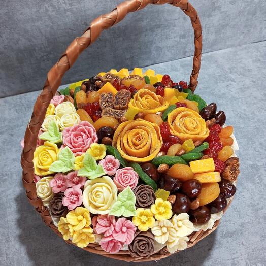 Подарочная корзина из сухофруктов и шоколадных цветов