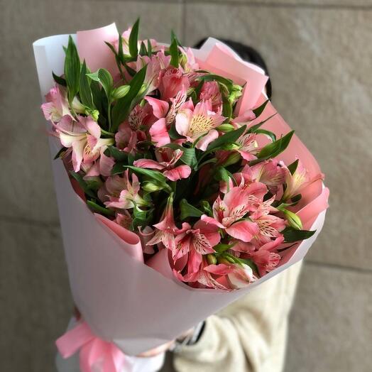 DELICATE BOUQUET OF ALSTROEMERIA