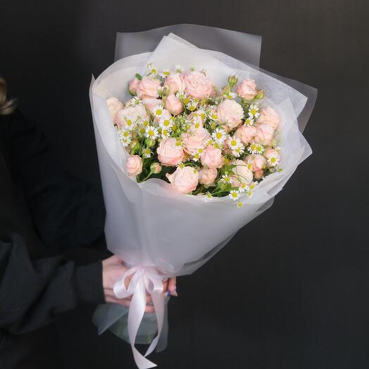 Кустовые розы и ромашки