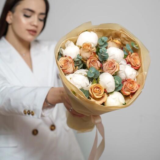 Белые пионы с розой капучино