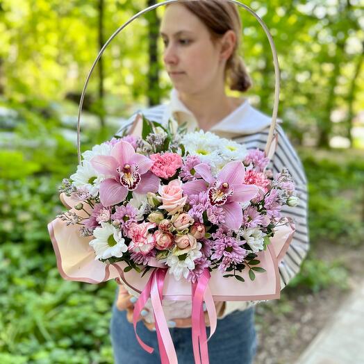Корзина из свежих ассорти цветов