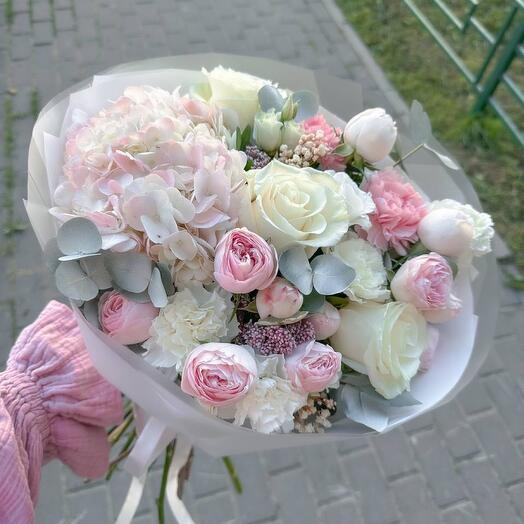 Ramo de autor de hortensias, rosas, Dianthus