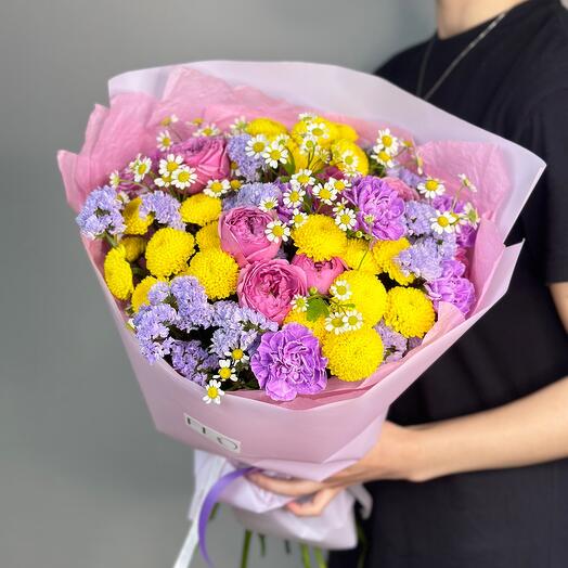 Suculento ramo de flores de estilo campestre con margaritas y rosas arbustivas en forma de peonía (268)