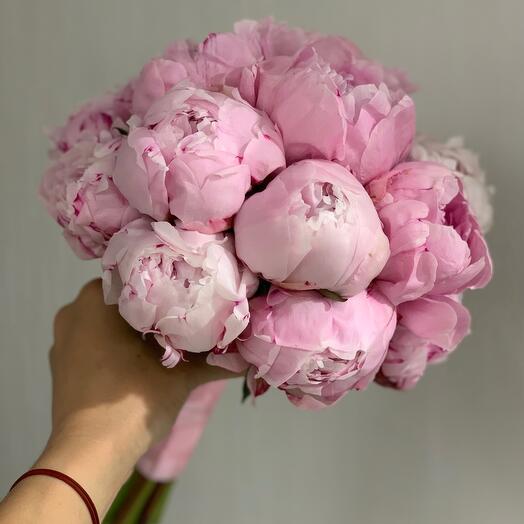 Букет невесты розовый 13 пионов