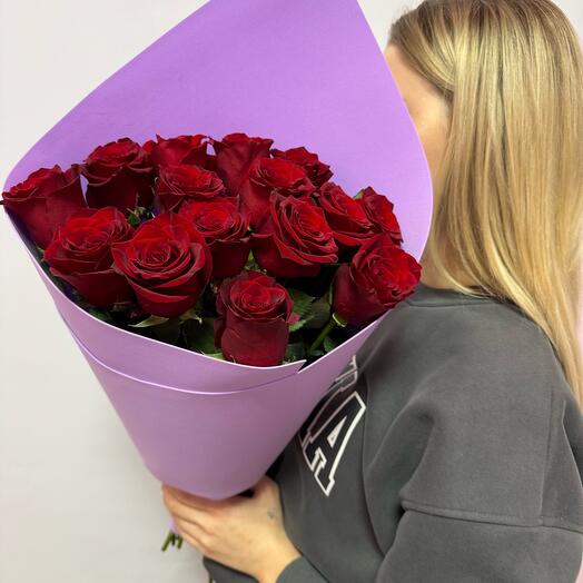 Красивый букет для мамы из 15 бордовых роз s