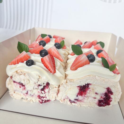 Meringue roll with raspberries